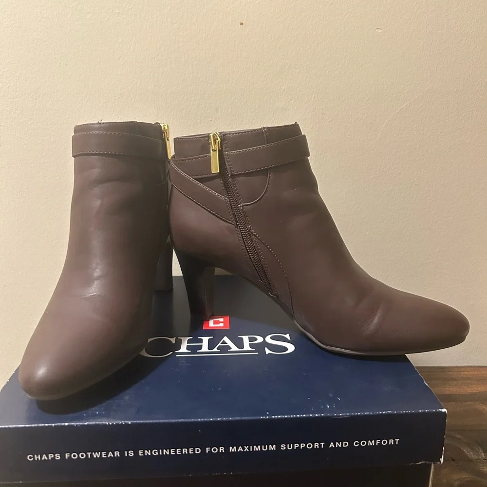 NiB Women's Chaps Sz 10 Cassady Brown High Heel Ankle Boots Faux Buckle Side Zip